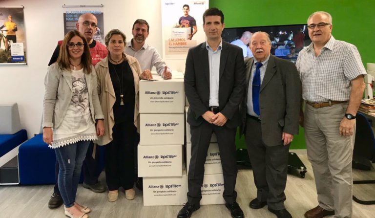 El Sr, Victor Soler director de la sucursal de Mataró de Allianz entrega d’aliments a Càritas