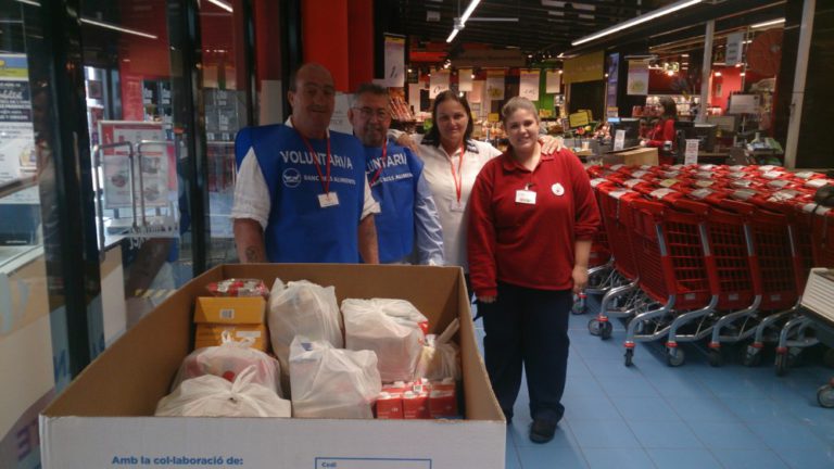 Recollida d’aliments al Centre Market Carrefour de Pineda de Mar