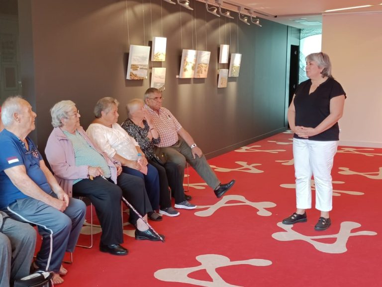 Visita dels residents de la Residencia Torre Llauder a les pintures de Marta Canals 20/6/2023